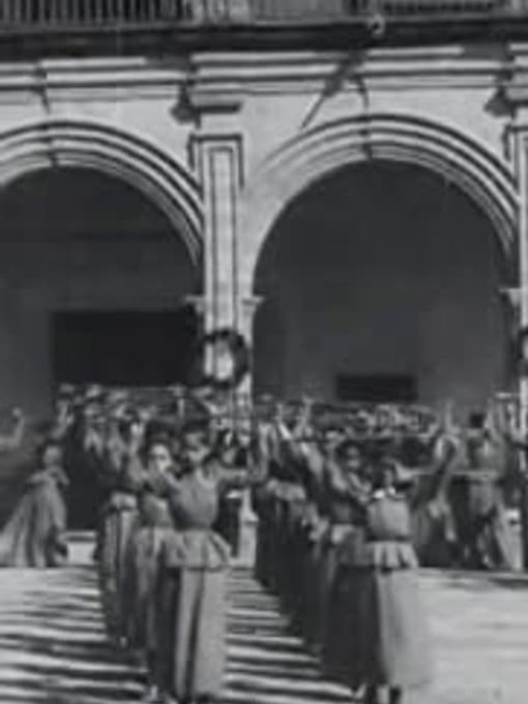 Défilé de jeunes filles au lycée