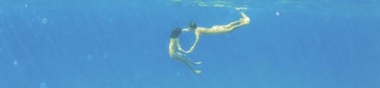 Où l'on nage, se baigne nu, dans un moment d'apesanteur, de libération corporelle